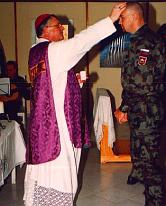 H&ouml;hepunkt f&uuml;r einige &ouml;sterreichische und slowenische Soldaten katholischen Glaubens: Spendung der Heiligen Firmung als Vollendung der Taufgnade.